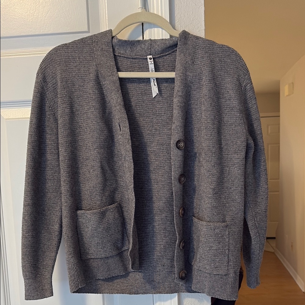 Leo & Nicole Gray Cardigan Sweater V-Neck Knit